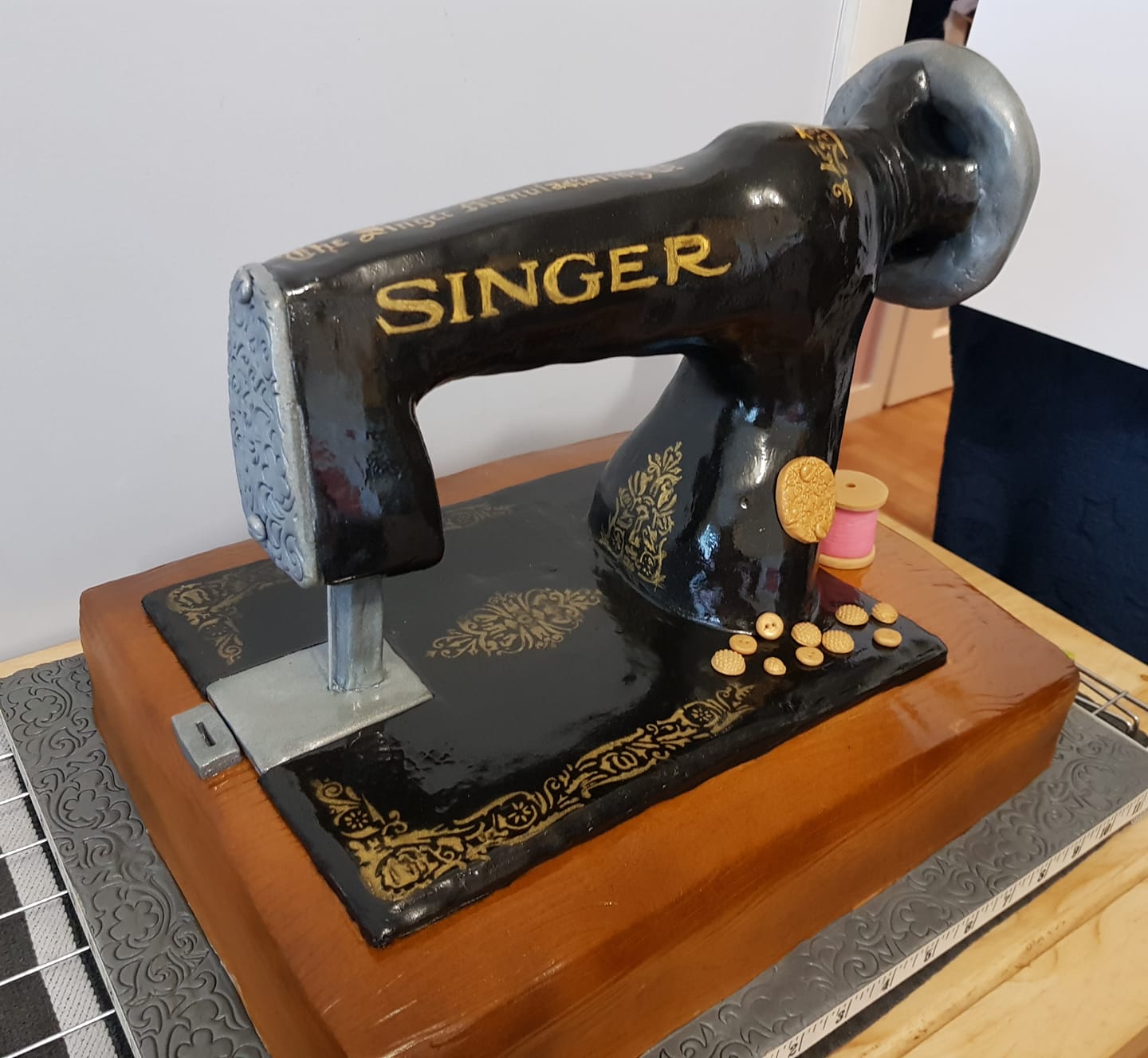 Airbrushed vintage sewing machine cake using Watson & Webb airbrush kit